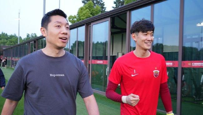 丛林中地质学家再次不幸;被吃，不同的是这一次不是河马，而是一条从天而降的巨蟒，留下三人瞠目结舌；荒漠中成群巨型鸵鸟狂奔而来，吊桥上无数狂暴狒狒穷追不舍，四人只能拿起武器或举起拳头勇敢应对
